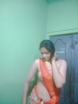 Hot And Beautiful Slim Girl Nude Dance In Saree And Mastering