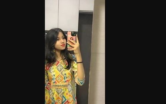 Beautiful Cute Girl Showing Her Tites To Lover – Beautiful Cute Girl Showing