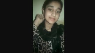 Young Girl Showing – Girl Showing Nude